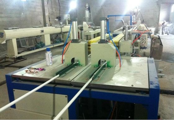 La linea la macchina rigida di fabbricazione del tubo del PVC, tubo di Daul del PVC pianta 2*8m/Min