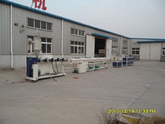 Linea di produzione di plastica del tubo di drenaggio PE/dei pp, macchina di plastica di fabbricazione del tubo del PE/PPR