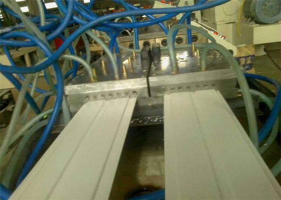 Linea di plastica completamente automatica dell'estrusione di profilo del PVC WPC per produzione finestra/della porta
