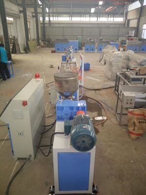 Un buon prezzo. Profilo di plastica professionale di Decking della linea/PVC WPC dell'estrusione di profilo che fa macchina in linea