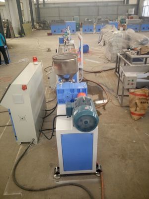 Un buon prezzo. Linea di produzione del pannello di parete della linea/PVC dell'estrusione di profilo del PVC WPC fabbricazione all'aperto di Decking in linea
