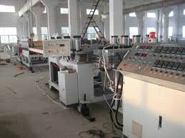 Un buon prezzo. Macchina decorativa del bordo della schiuma di WPC, linea di produzione del bordo della schiuma del PVC CELUKA in linea
