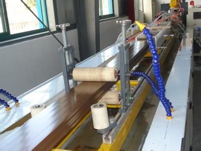Un buon prezzo. Linea dell'estrusione di profilo della guardavia di WPC, espulsore di profilo della sedia in linea