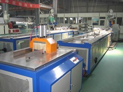 Un buon prezzo. Linea dell'estrusione di profilo del pavimento di WPC, macchina di plastica di profilo del pallet in linea