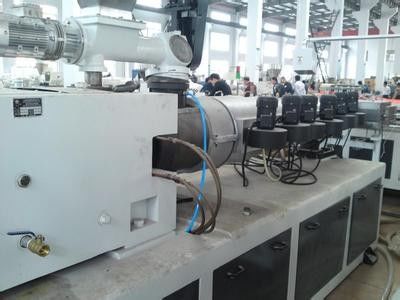 Un buon prezzo. Linea di produzione riciclata di profilo di WPC per il padiglione in linea