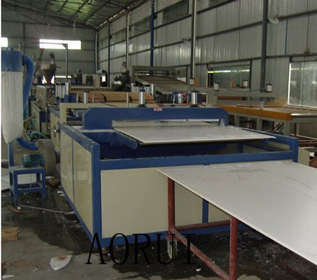 Un buon prezzo. La macchina del bordo della schiuma della costruzione del PVC, cucina ha spumato linea dell'estrusione del bordo per Furnitiure in linea