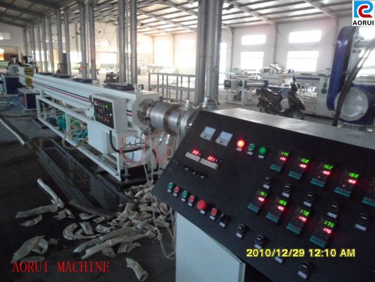 Un buon prezzo. Estrusore a vite gemellato conico del macchinario di plastica dell'estrusione del tubo del condotto del PVC in linea