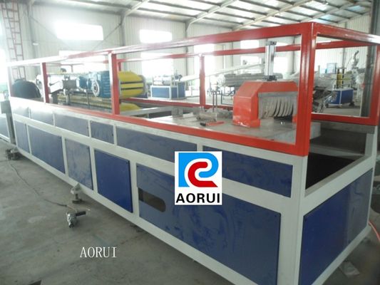 Un buon prezzo. Linea di produzione di plastica di profilo del salotto di WPC, linea di plastica dell'estrusione di profilo del divano di WPC in linea