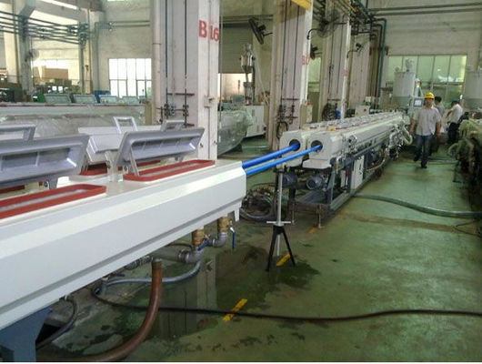 Un buon prezzo. Tubo gemellato del gemello del PVC della plastica della macchina dell'estrusore a vite che fa macchina per la tubatura dell'acqua in linea