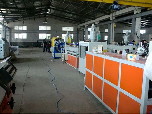 Un buon prezzo. Macchina a fibra rinforzata di plastica del tubo flessibile della linea/PVC dell'estrusione del tubo del PVC della doppia vite in linea