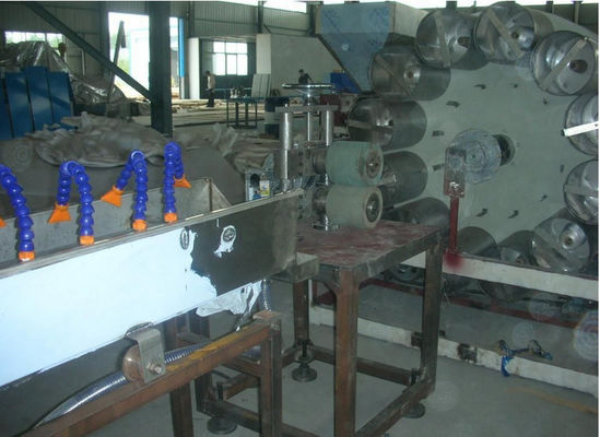 Un buon prezzo. Tubo flessibile del PVC della plastica che fa la linea di plastica a macchina dell'estrusione, linea molle a fibra rinforzata dell'estrusione del tubo del PVC della doppia vite in linea