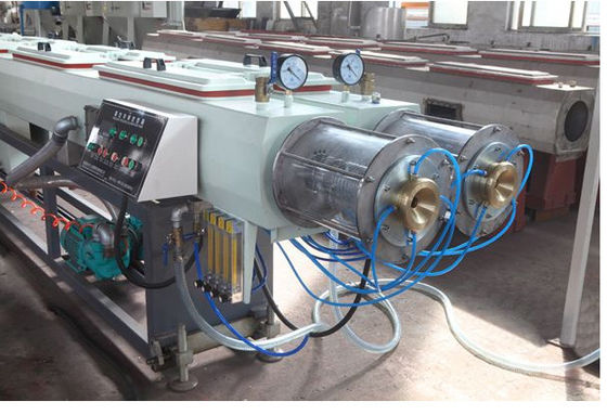 Un buon prezzo. Linea di plastica macchina dell'estrusione del tubo del PVC di controllo dello SpA dell'estrusore a vite del doppio in linea