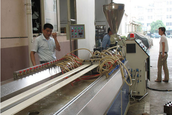 Un buon prezzo. La doppia linea di produzione automatica di profilo della vite WPC finestra e porta profila la fabbricazione in linea