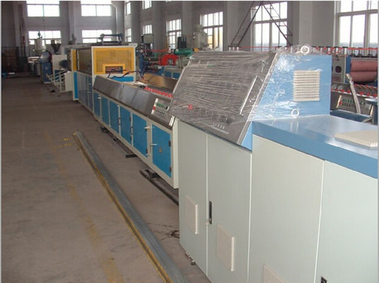 Un buon prezzo. Profilo di WPC che fa la linea di produzione a macchina di profilo di WPC, linea dell'estrusione del bordo della porta in linea