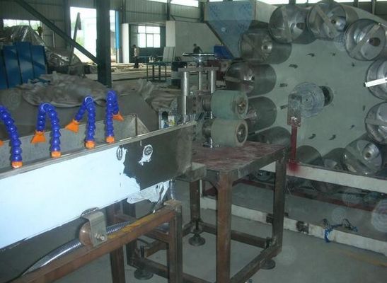 Un buon prezzo. Linea di produzione molle a fibra rinforzata del tubo del PVC, linea molle dell'estrusione del tubo di plastica del PVC in linea