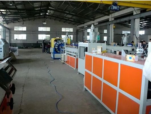 Un buon prezzo. Linea di plastica molle a fibra rinforzata 380V 50HZ dell'estrusione del tubo del PVC una garanzia da 1 anno in linea