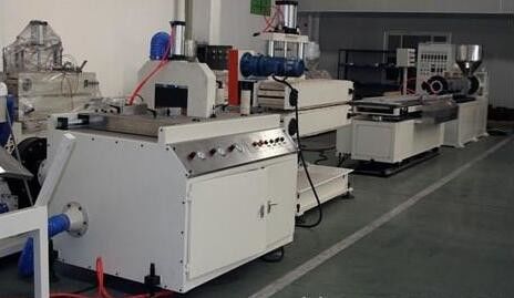 Un buon prezzo. Doppia macchina dell'estrusione di profilo della vite WPC per la decorazione della porta e della finestra in linea
