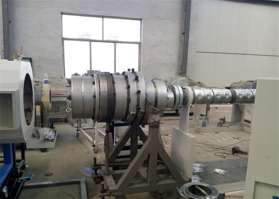 Un buon prezzo. Estrusore a vite dell'estrusione di plastica del tubo dell'HDPE singolo, linea di produzione del tubo del PE per irrigazione in linea