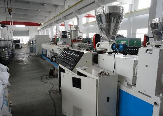 Un buon prezzo. Tubo di plastica del PVC che fa l'estrusore a vite gemellato/linea di plastica dell'estrusione del tubo in linea