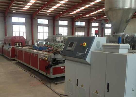 Un buon prezzo. Profilo di WPC che fa la macchina della plastica di fabbricazione, macchina di plastica dell'estrusione di profilo di Celling in linea