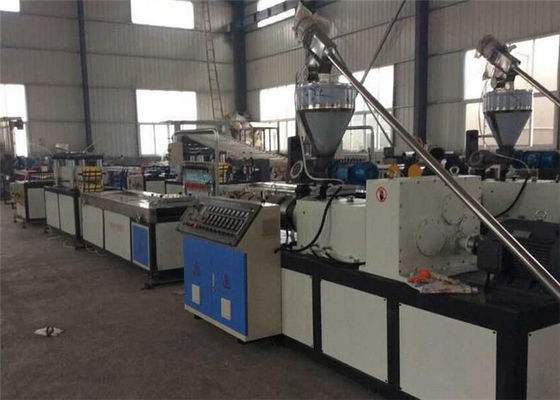 Un buon prezzo. Linea di produzione completamente automatica di profilo di WPC, profilo di Decking di WPC che fa macchina in linea