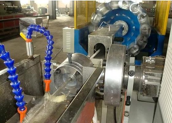 Un buon prezzo. Tubo flessibile di giardino del PVC che fa la linea di plastica a macchina dell'estrusione, linea di produzione a fibra rinforzata del tubo del PVC della vite gemellata in linea