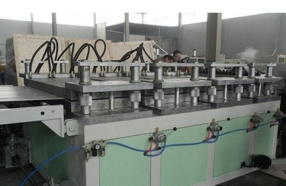 Un buon prezzo. Modello della costruzione di WPC che fa macchina, linea di produzione di Wpc/espulsore in linea