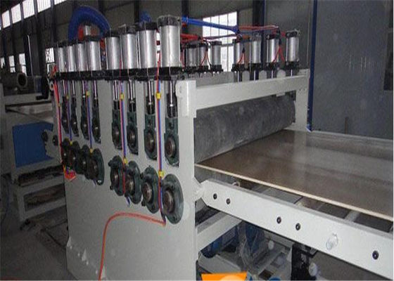 Un buon prezzo. Macchina durevole del bordo della schiuma del PVC WPC per il bordo che fa, motore della porta di potere in linea