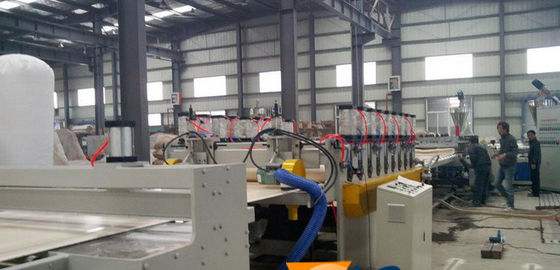 Un buon prezzo. Linea composita di plastica di legno bordo dell'estrusione del modello della costruzione di WPC che fa macchina in linea