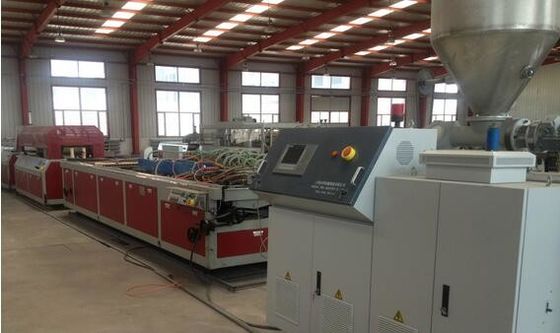 Un buon prezzo. Linea composita di plastica di legno dell'estrusione del tabellone, automatico pieno in linea
