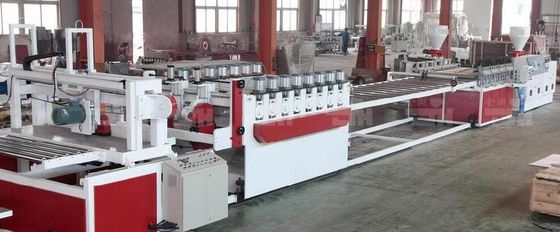 Un buon prezzo. Macchina a più strati del bordo della schiuma di WPC con il regolatore del motore di Siemens/temperatura di Omron in linea