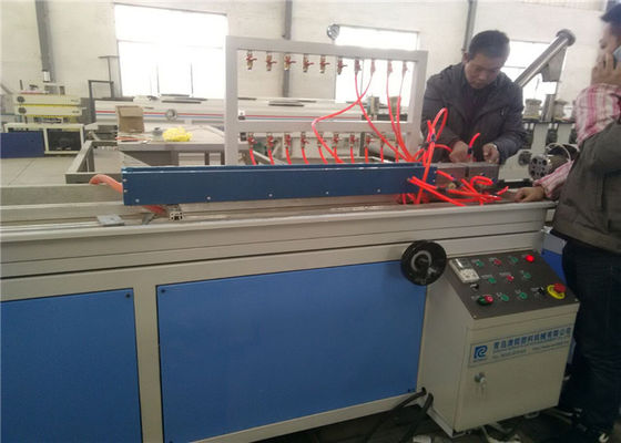 Un buon prezzo. Doppia linea dell'estrusione di profilo della porta del PVC WPC della vite 100kg/H in linea