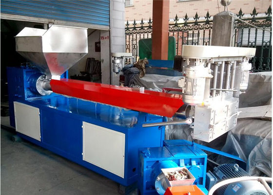 Un buon prezzo. La plastica residua che ricicla i granelli che fanno il doppio estrusore a vite lavora il motore a macchina di Siemens in linea