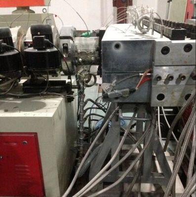 Un buon prezzo. Linea di produzione del bordo del modello WPC della costruzione, linea di produzione del bordo della costruzione di WPC in linea