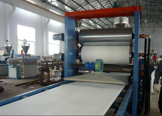 Un buon prezzo. Linea di produzione di plastica libera del bordo, pelante la linea dell'estrusione del bordo della schiuma del PVC in linea
