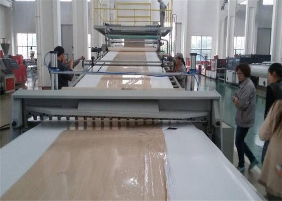 Un buon prezzo. Linea di plastica produzione di pietra di marmo artificiale dell'estrusione dello strato del PVC di due espulsori dello strato in linea
