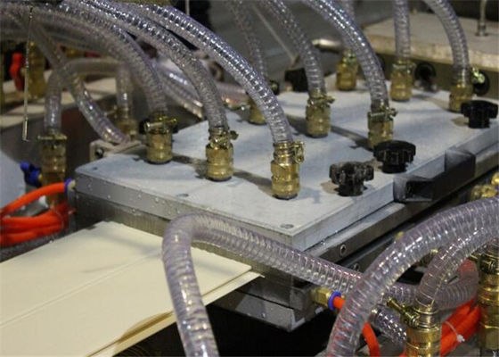 Un buon prezzo. Linea di plastica di pietra dell'estrusione dello strato, macchina completamente automatica dello strato del marmo del PVC in linea