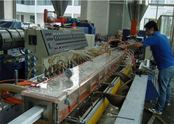 Un buon prezzo. Linea di produzione di plastica di profilo di WPC/macchine di plastica di legno dell'estrusione di profilo in linea