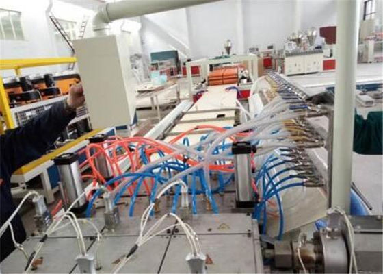 Un buon prezzo. Linea di plastica linea dell'estrusione di profilo del pannello del PE del PVC WPC pp dell'estrusione del piatto della schiuma del PE dei pp in linea