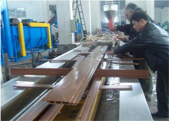 Un buon prezzo. Macchina dell'estrusione di profilo del PVC della pagina di porta di alta efficienza con una garanzia da 1 anno in linea
