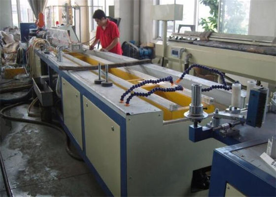 Un buon prezzo. Linea di produzione avanzata di profili di plastica a doppia vite in modo efficiente in linea