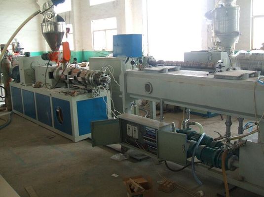 Un buon prezzo. Linea di produzione automatica del tubo del PVC del doppio, tubo di plastica di Cpvc Upvc che fa macchina in linea