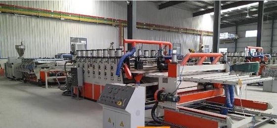 Un buon prezzo. Decking composito di plastica di legno della linea/WPC dell'estrusione dell'espulsore di plastica che fa macchina in linea