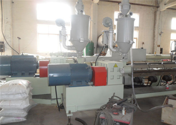 Un buon prezzo. Macchina del bordo della schiuma del bagno della toilette del PVC, linea di produzione del bordo della schiuma della crosta del PVC in linea