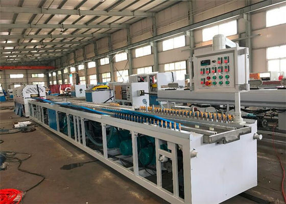Un buon prezzo. Linea dell'estrusione di profilo del PVC della porta della finestra, linea di produzione di plastica di profilo in linea