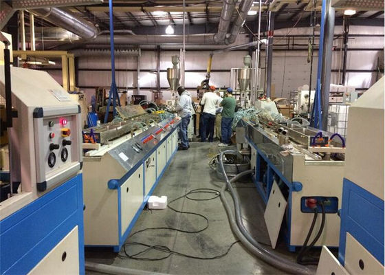 Un buon prezzo. Procedimento di plastica completamente automatico dell'estrusione di profilo del PVC WPC del PE dei pp per la fabbricazione della porta in linea