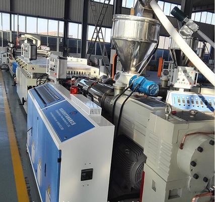 Un buon prezzo. PVC che pela le macchine dell'espulsore del bordo di Fomed/la macchina completamente Autoamtic del bordo della schiuma del PVC vite del gemello in linea