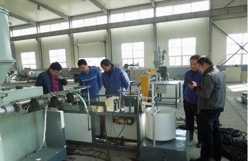 Un buon prezzo. la linea di plastica Sprial dell'estrusione del PE di 12-40Mm che avvolge il protettore cavo/della banda collega la fabbricazione con un manicotto in linea
