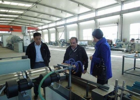 Un buon prezzo. Sprial che avvolge la macchina di plastica dell'espulsore della banda, cavo elettrico collega la linea con un manicotto di produzione di plastica in linea