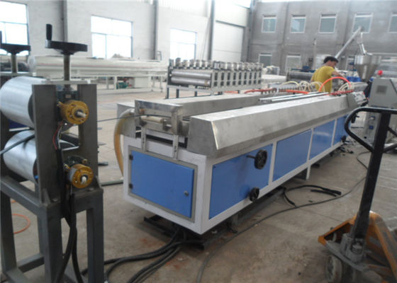 Processo di fabbricazione di profili in UPVC, linea di produzione di profili per finestre in PVC, linea di estrusione di profili in PVC